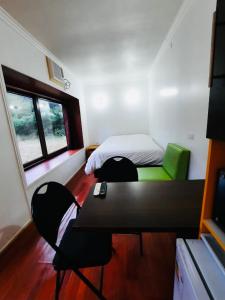 普孔Cabañas Habitainer 2的小房间设有一张床、一张桌子和椅子