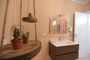 科森扎CLC Home B&B的一间带水槽和镜子的浴室