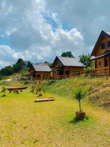 威尔帕扎FOREST&LAKE COTTAGES的小木屋,设有野餐桌