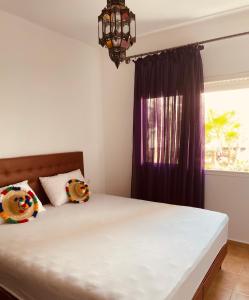 弗尼迪克Tamuda Bay- Alcudia Smir - Fnideq的一间卧室设有一张床和一个窗口