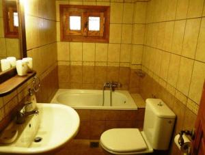 米利纳Ikosimo Guesthouse的浴室配有盥洗盆、卫生间和浴缸。