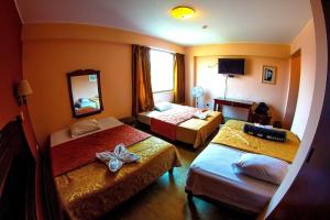 利马La Primacía的酒店客房,设有两张床和镜子