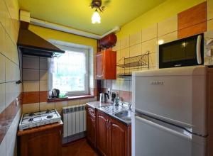 克罗奇琴科Pokoje gościnne u Bożenki的一间带冰箱和水槽的小厨房