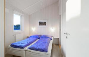 圣安德里斯伯格St, Andreasberg, Haus 54的白色客房的一张床位,配有蓝色枕头