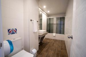 帕莫卡莱阿亚帕姆酒店的一间带卫生间和水槽的浴室