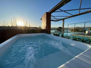 Costalago Suites- By HVH内部或周边的泳池