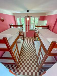 福塔莱萨雷富希奥福塔雷萨青年旅馆的两张双层床,位于一个设有 ⁇ 架的房间里