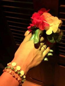 福塔莱萨雷富希奥福塔雷萨青年旅馆的手上拿着一束鲜花的女人