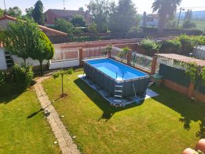 LarderoCasa Azul donde se respira tranquilidad的享有庭院游泳池的顶部景色