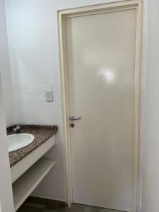 科尔多瓦Cba Rent的浴室设有白色门和水槽