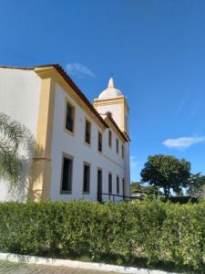 安格拉杜斯雷斯Chalet da vila的一座白色的建筑,上面有一座塔