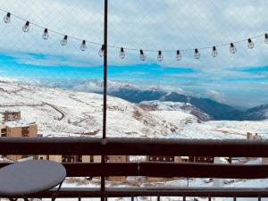 法洛伦斯La Parva Dpto的从窗户可欣赏到白雪覆盖的山脉景色