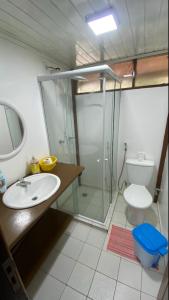 巴雷里尼亚斯Condomínio Eco Resort Lençóis的带淋浴、盥洗盆和卫生间的浴室