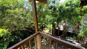 巴雷里尼亚斯Condomínio Eco Resort Lençóis的从树木繁茂的房屋阳台欣赏风景