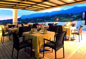 特尔尼Hotel Michelangelo Palace & SPA的一间设有桌椅的景观餐厅