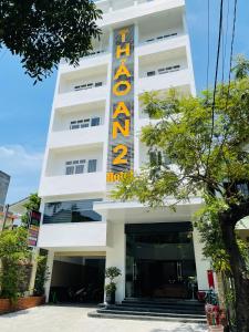 Thôn Lại ThêTHẢO AN 2 HOTEL Huế的白色的建筑,上面标有读取酒店的标志