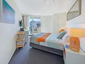 马库拉Seaside Stays Marcoola Private studio 2515的一间卧室设有一张床,享有阳台的景色