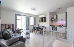 爱琴娜岛AXS Top Floor Apartment的客厅以及带沙发和桌子的厨房。