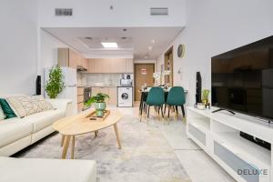 Urban 1BR at Binghatti Stars Dubai Silicon Oasis by Deluxe Holiday Homes的休息区