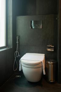 甘托克Ramada by Wyndham Gangtok Hotel & Casino Golden的浴室设有卫生间,配有毛巾