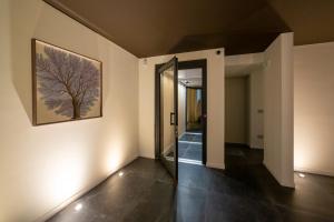 科莫Le Stanze del Lago Villa Seta的走廊上挂有镜子和墙上的绘画作品