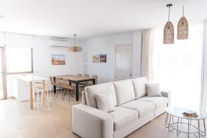 厄尔·坎皮洛·德·罗达尔Las Musarañas - Complejo Rural的白色的客厅配有白色的沙发和桌子