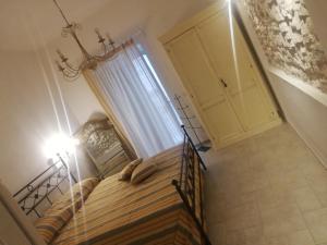 维耶斯泰Terrazza Santoro per la vostra estate da sogno!!!的一间卧室设有一张床和一个窗口