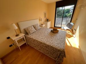 塔拉戈纳La Chartreuse Apartament的一间小卧室,配有床和窗户