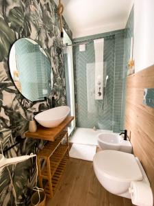 卡塔尼亚Finestra sulla Sicilia的一间带水槽和镜子的浴室