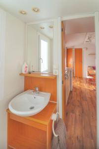塞基兴Hoamat#am#See的一间带水槽和镜子的浴室
