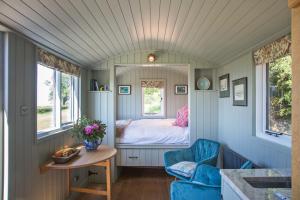 切斯特Little Idyll shepherds hut的小房间设有一张床和一张桌子
