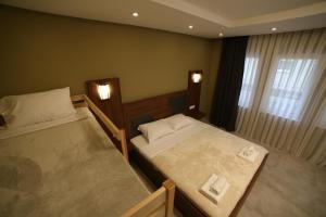 米特罗维察Hotel Centrum的一间卧室设有两张床和窗户。