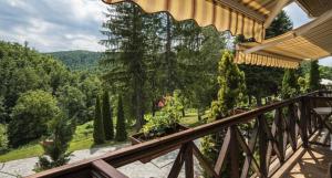 波兹思Комплекс Боженците релакс的享有森林美景的阳台