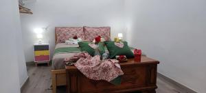 莫诺波利Lithos house pt 1p e 2p的一间卧室配有带绿色和粉红色枕头的床