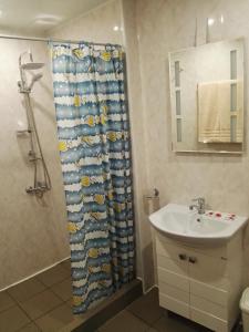 瓦尔纳Вила Полина的浴室配有淋浴帘和盥洗盆。