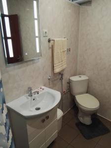 瓦尔纳Вила Полина的浴室配有白色卫生间和盥洗盆。