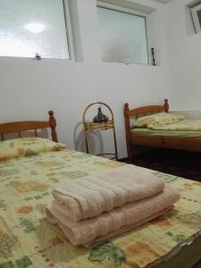 瓦尔纳Вила Полина的一间卧室配有两张床,桌子上配有毛巾