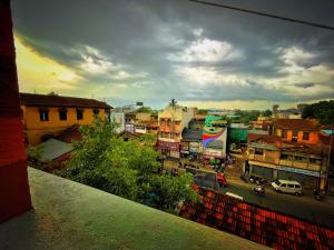 戈尔哈布尔Shree Sadguru Krupa Yatri Niwas的享有带街道的城市美景