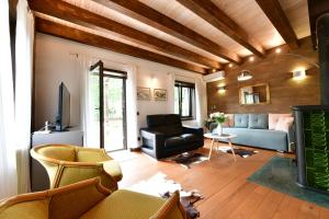 普利特维采湖Villa Dobra的客厅配有沙发和椅子
