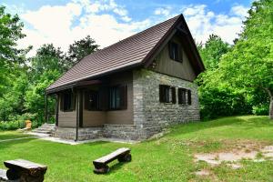 普利特维采湖Villa Dobra的前面有两长椅的小房子