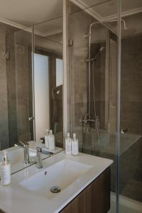 皮奇勒姆Quisquito Lodge & Spa - Punta de Lobos - Tina 24 Hrs的一间带水槽和淋浴的浴室