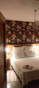 阿特里安东尼亚拉波罗住宿加早餐旅馆的一间卧室设有一张带花墙的大床
