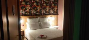 阿特里安东尼亚拉波罗住宿加早餐旅馆的卧室配有一张挂在墙上的床铺