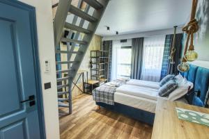 LiszkiSkansen Forest的一间卧室设有一张床和一个楼梯