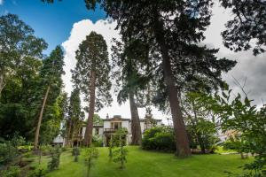 阿伯丁诺伍德大厅酒店的一座树木繁茂的院子中的房子