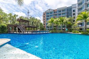 奈扬海滩Title Naiyang residence Excellent location with pool view的大楼前的大型游泳池