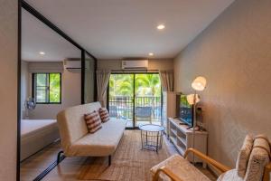 Title Naiyang residence Excellent location with pool view的休息区