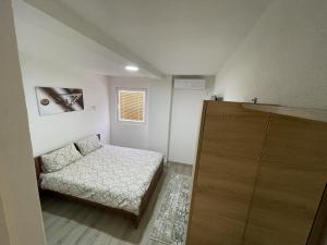普里莱普Vila 5的一间带床和橱柜的小卧室