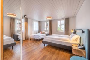 卢塞恩巴尔姆酒店的两张图片,卧室配有两张床和一张沙发
