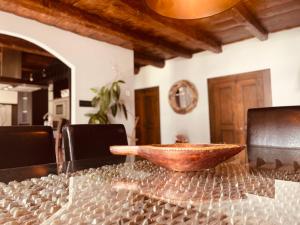 潘蒂科萨Casa Valle Duplex de montaña的木碗坐在桌子上